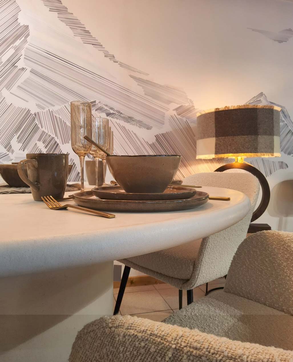Coin repas convivial avec banc en bois