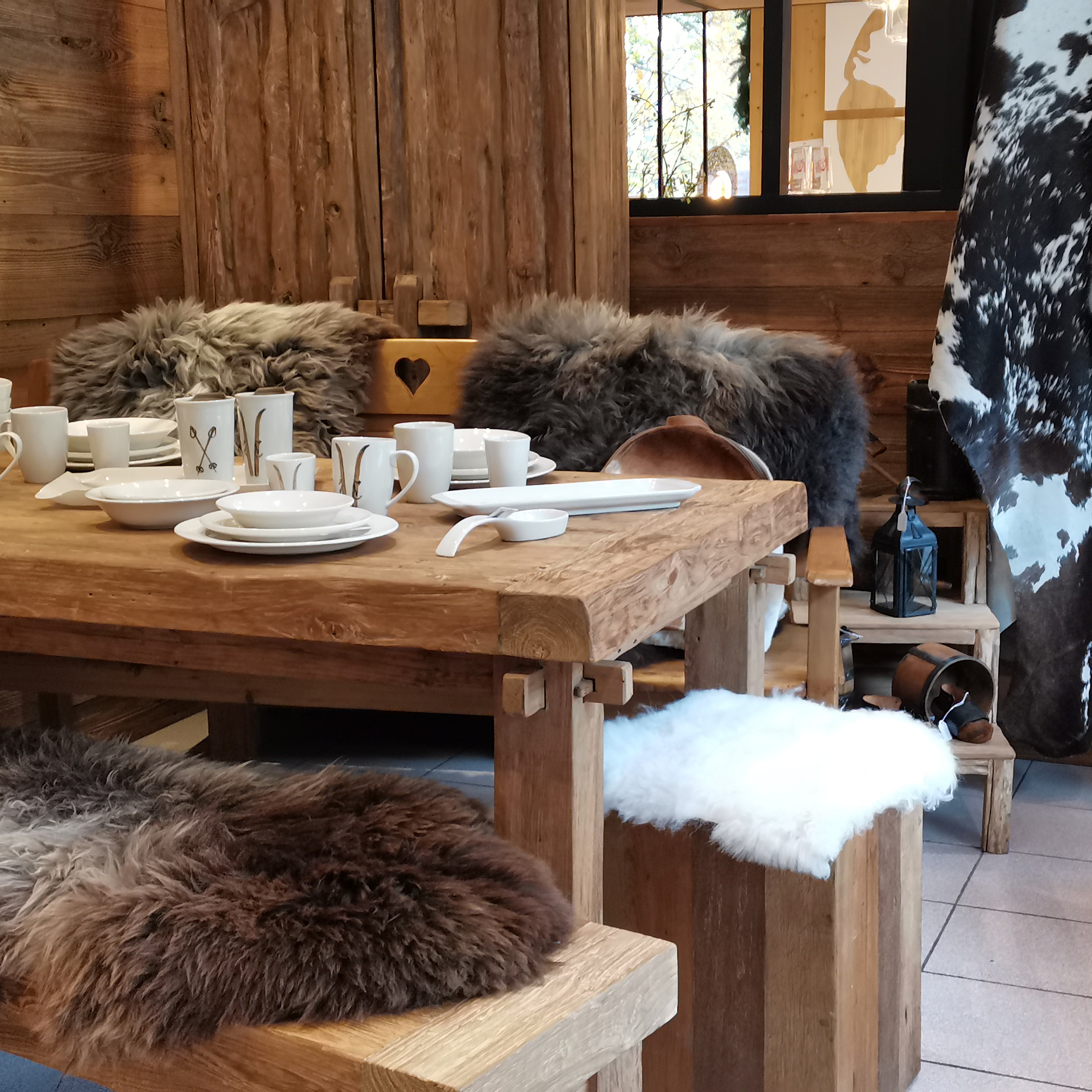 table en bois et peaux de bêtes