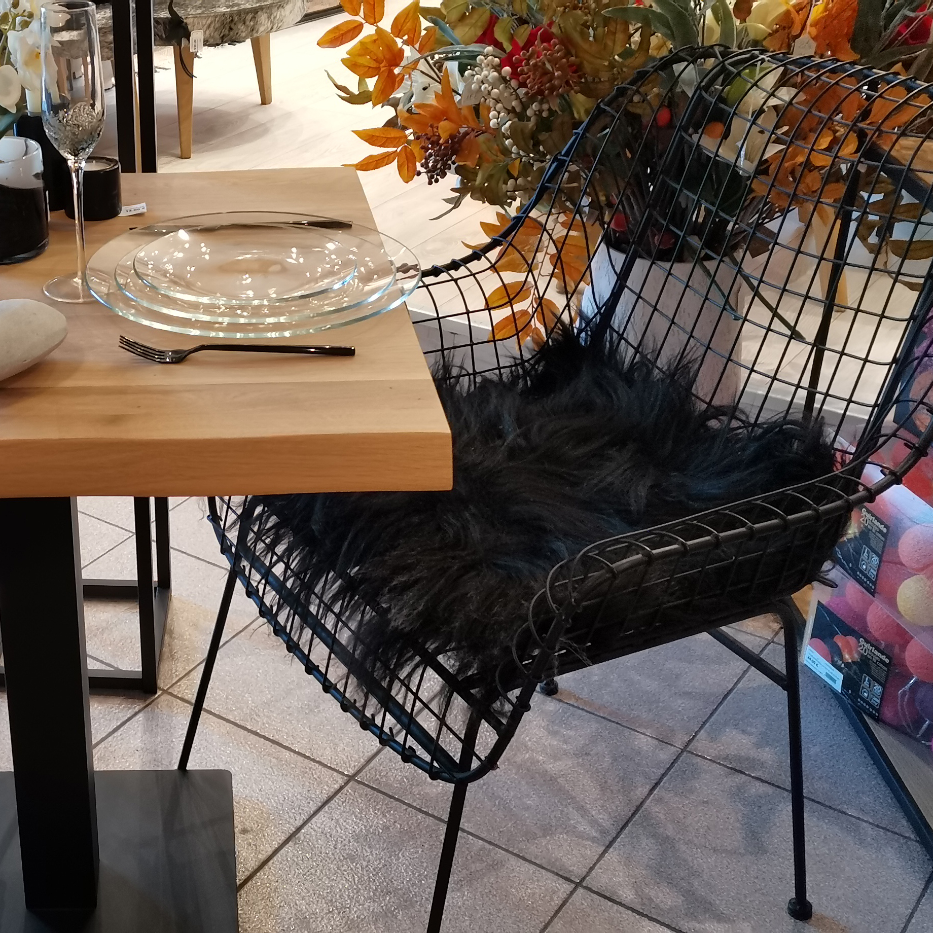 chaise en fer et peaux de bêtes