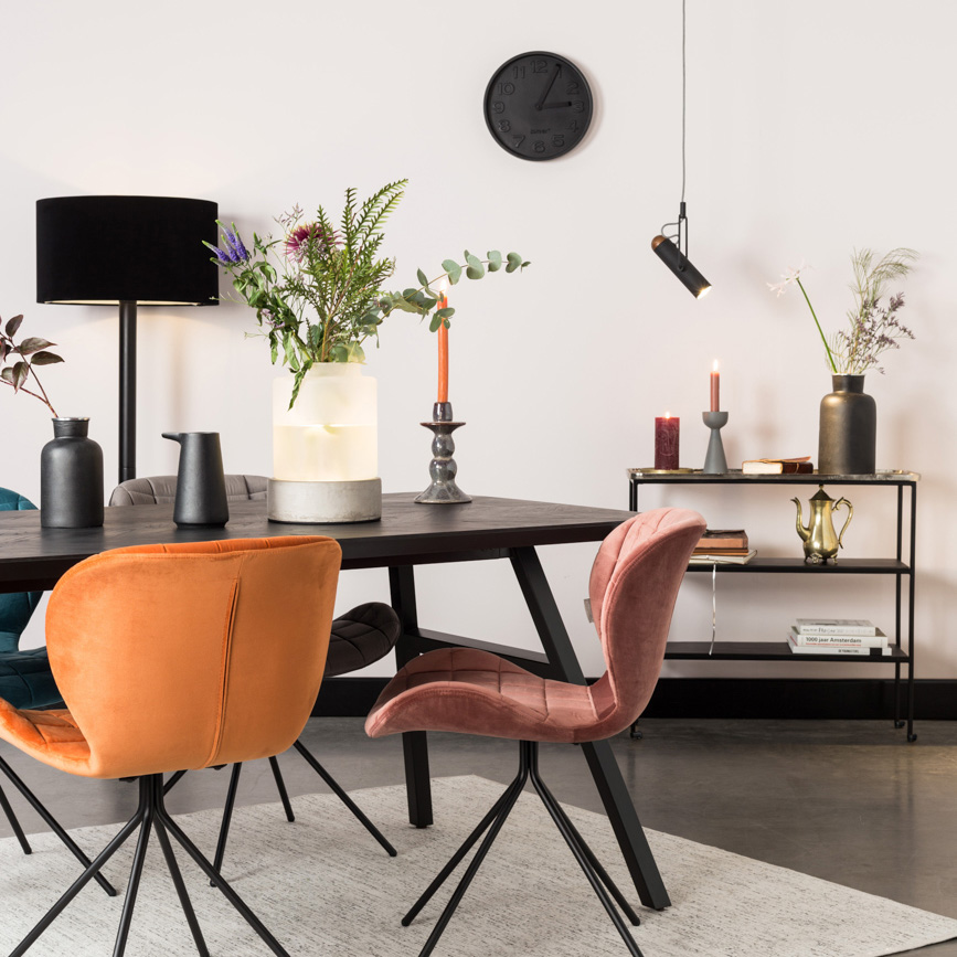 salle à ma,ger noir et touches colorées