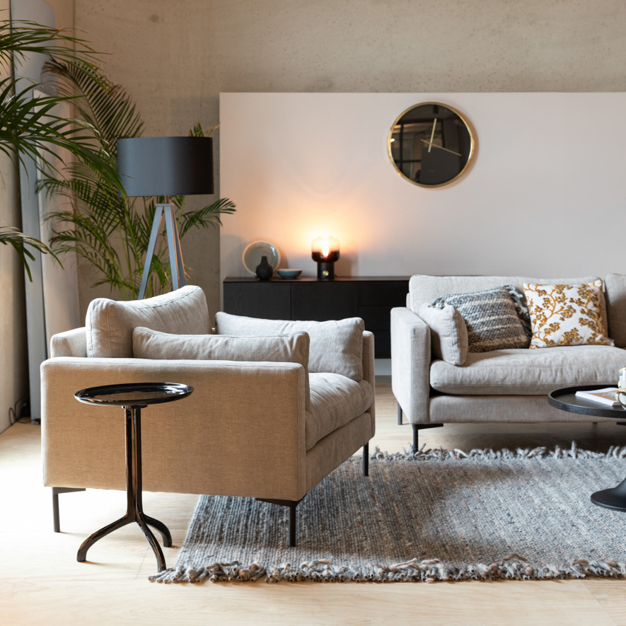 canapé beige et ses plantes vertes